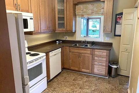 7 Lockerbie Ave, Toronto, ON M9N 2Z9