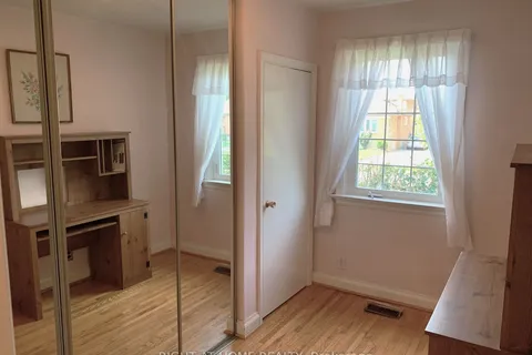 7 Lockerbie Ave, Toronto, ON M9N 2Z9