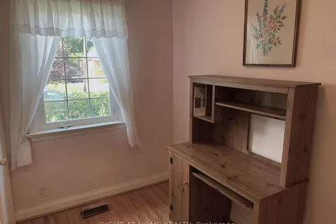 7 Lockerbie Ave, Toronto, ON M9N 2Z9