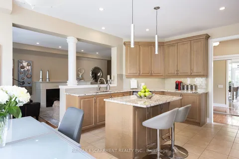 3301 Springflower Way, Oakville, ON L6L 6V6