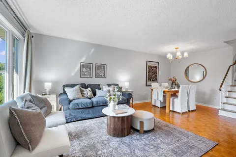 35 Hepworth Dr, Toronto, ON M9R 3W1