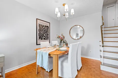 35 Hepworth Dr, Toronto, ON M9R 3W1