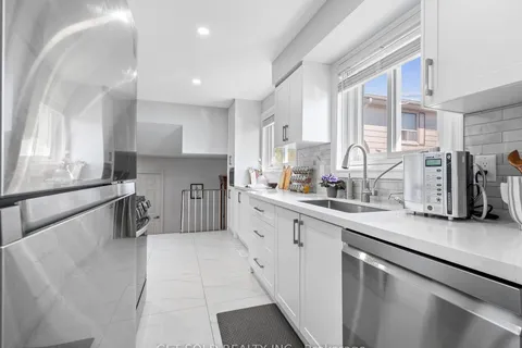 35 Hepworth Dr, Toronto, ON M9R 3W1