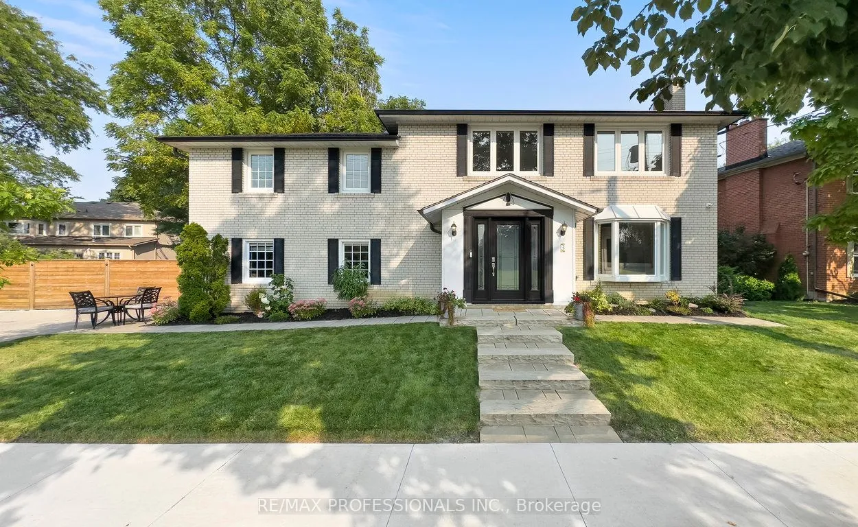 3 Lochway Crt, Toronto, ON M9B 4G6