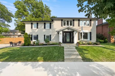 3 Lochway Crt, Toronto, ON M9B 4G6