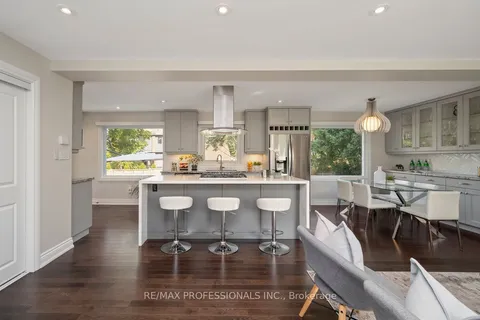 3 Lochway Crt, Toronto, ON M9B 4G6