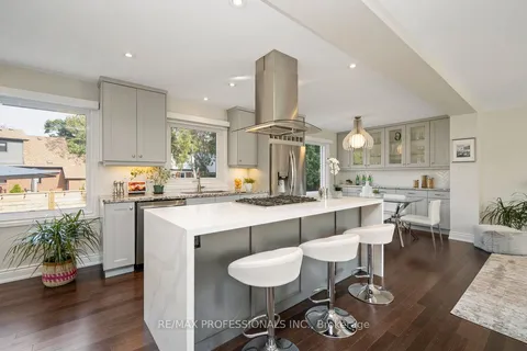 3 Lochway Crt, Toronto, ON M9B 4G6