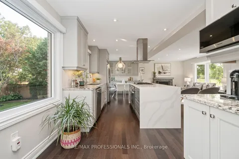 3 Lochway Crt, Toronto, ON M9B 4G6