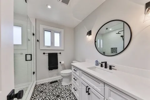 972 South Service Rd, Mississauga, ON L5E 1V1