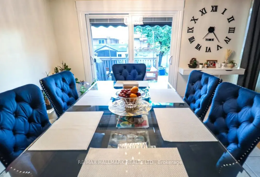 30 Peterson Dr, Toronto, ON M9M 1X1