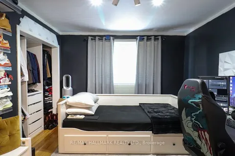 30 Peterson Dr, Toronto, ON M9M 1X1