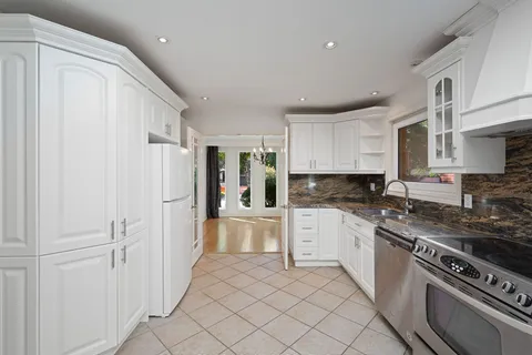 3577 Gallager Dr, Mississauga, ON L5C 2N2