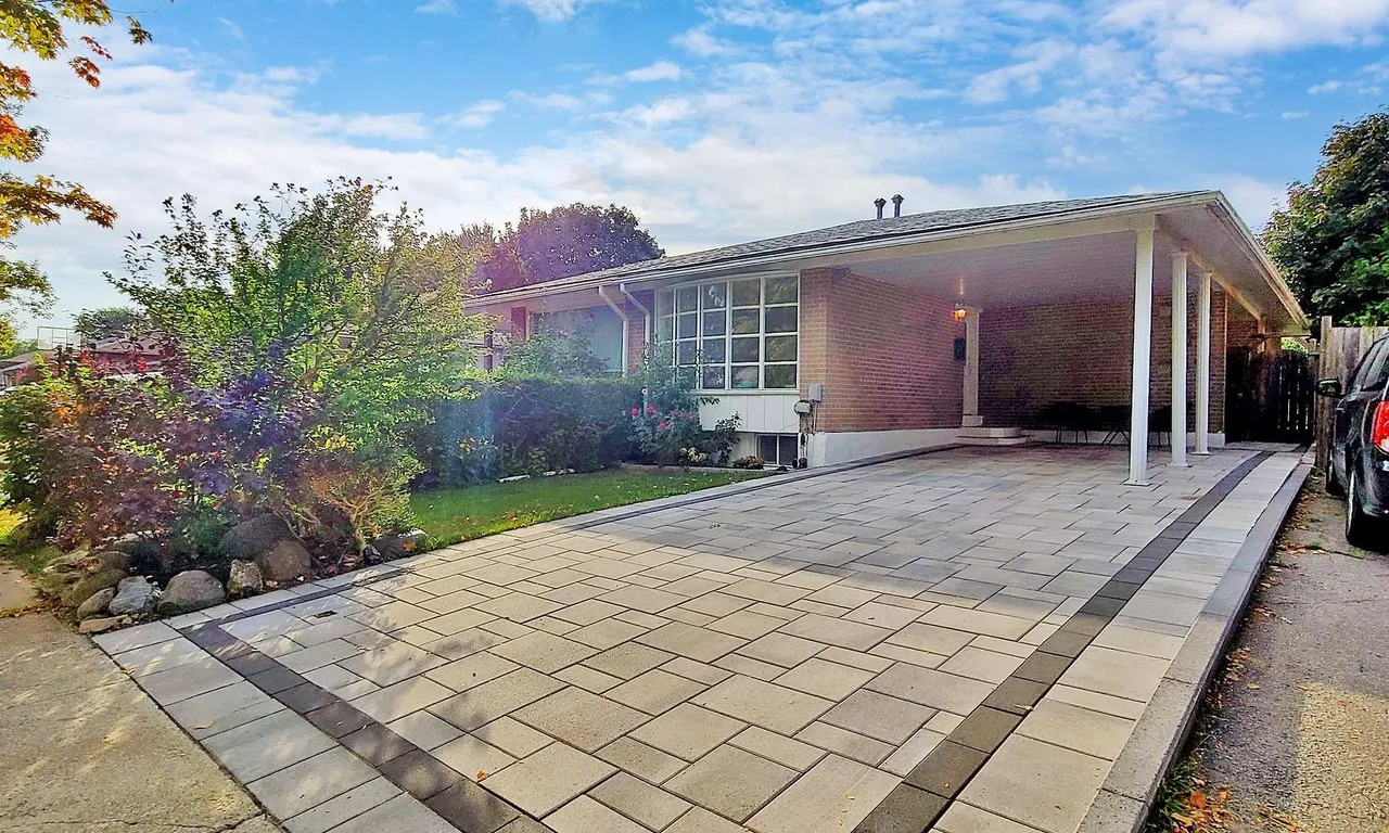 2409 Yeovil Rd, Mississauga, ON L5J 2G1