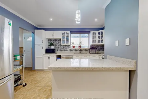 2409 Yeovil Rd, Mississauga, ON L5J 2G1