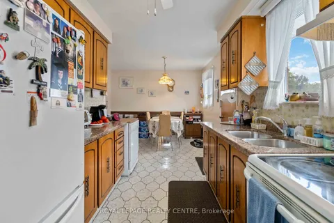 404 Lara Woods, Mississauga, ON L5A 3A9