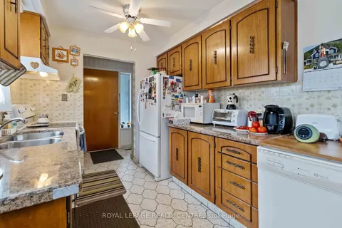 404 Lara Woods, Mississauga, ON L5A 3A9