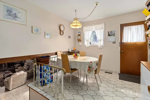 404 Lara Woods, Mississauga, ON L5A 3A9