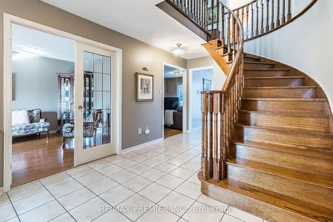 2 Ballycastle Cres, Brampton, ON L6Z 2V6