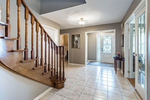 2 Ballycastle Cres, Brampton, ON L6Z 2V6