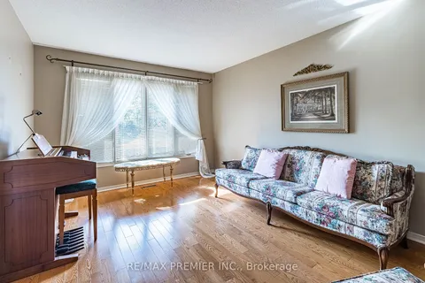 2 Ballycastle Cres, Brampton, ON L6Z 2V6