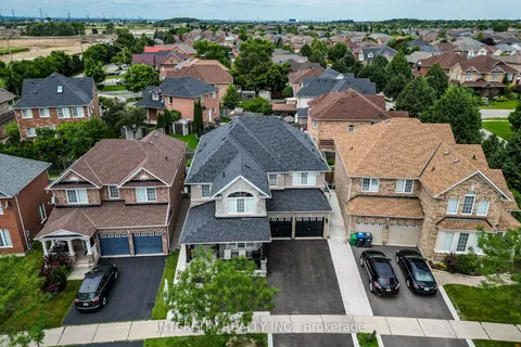 5880 Osprey Blvd, Mississauga, ON L5N 8J7