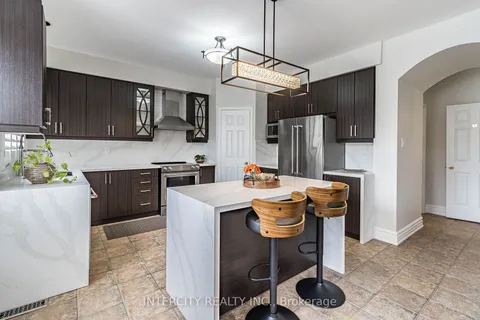 5880 Osprey Blvd, Mississauga, ON L5N 8J7