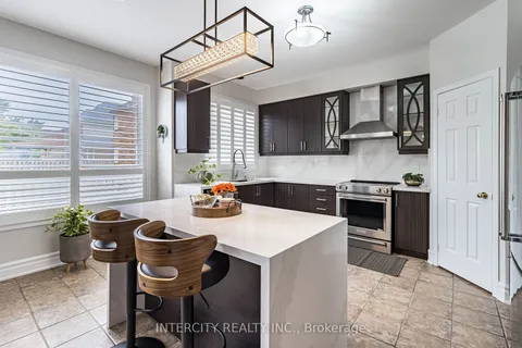 5880 Osprey Blvd, Mississauga, ON L5N 8J7