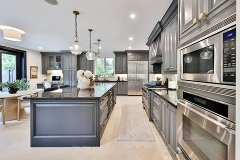 1366 Queen Victoria Ave, Mississauga, ON L5H 3H3