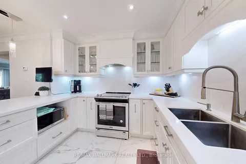 227 Chalfield Lane, Mississauga, ON L4Z 1L1