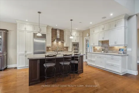 298 River Side Dr, Oakville, ON L6K 3N4