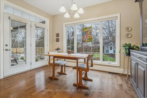 298 River Side Dr, Oakville, ON L6K 3N4