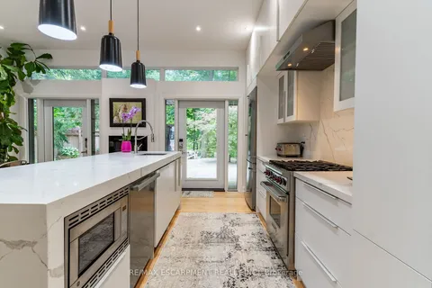 5071 Spruce Ave, Burlington, ON L7L 1M6