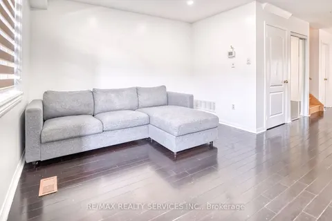 598 Summer Park Cres, Mississauga, ON L5B 4E9