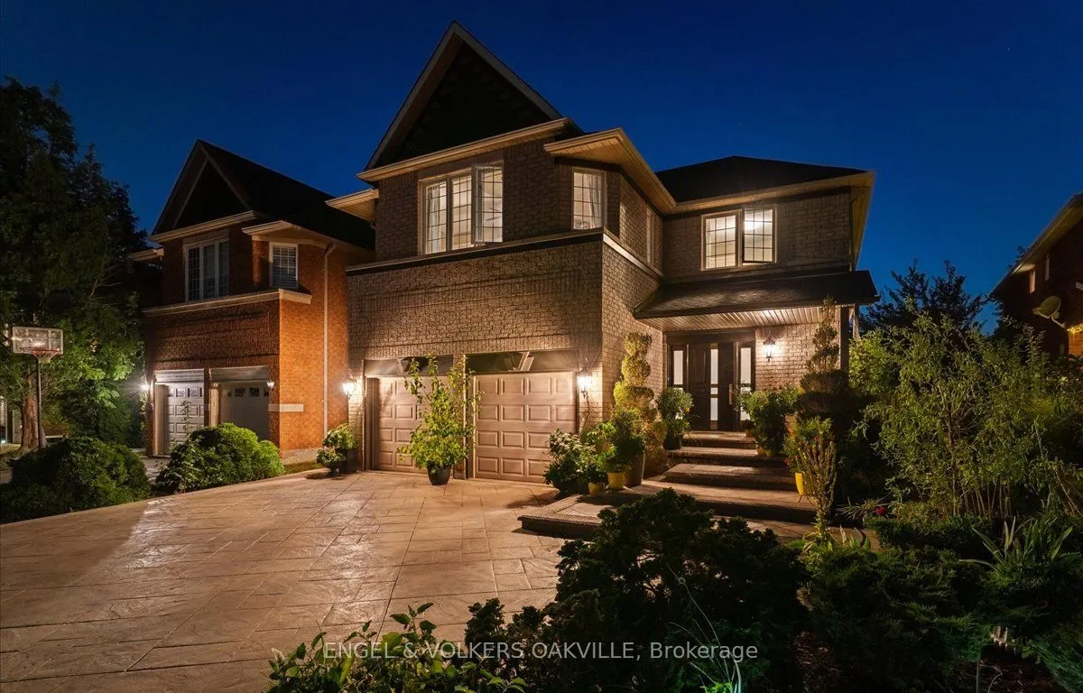527 Ravineview Way, Oakville, ON L6H 6S9