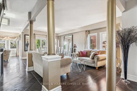 527 Ravineview Way, Oakville, ON L6H 6S9