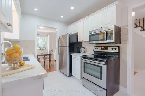 5937 Shandwick Pl, Mississauga, ON L5M 2M7