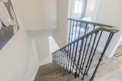 5937 Shandwick Pl, Mississauga, ON L5M 2M7