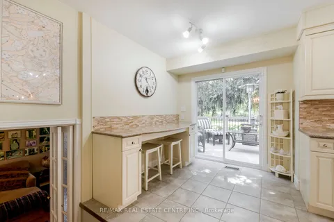 698 Marley Rd, Burlington, ON L7T 3R9