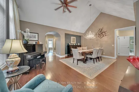 15 Scott Blvd, Milton, ON L9T 0R9