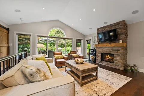 555 Maplehill Dr, Burlington, ON L7N 2W2