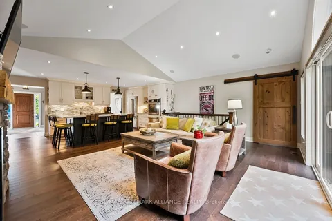 555 Maplehill Dr, Burlington, ON L7N 2W2