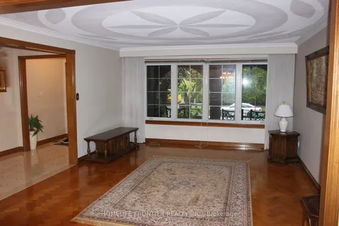 1 Tothill Rd, Toronto, ON M9L 1H8