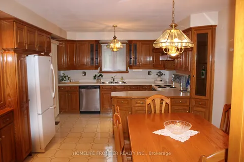 1 Tothill Rd, Toronto, ON M9L 1H8