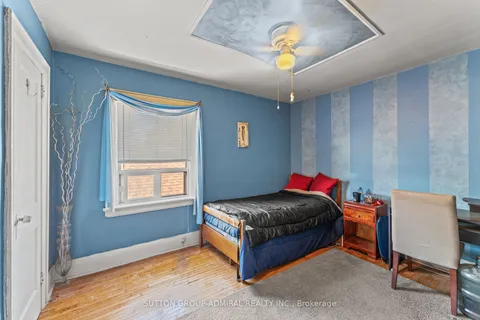 17 Belgravia Ave, Toronto, ON M6E 2M4