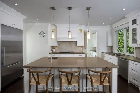 25 Herne Hill, Toronto, ON M9A 2W9