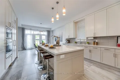 377 Tudor Ave, Oakville, ON L6K 0G8
