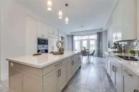 377 Tudor Ave, Oakville, ON L6K 0G8