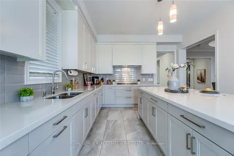 377 Tudor Ave, Oakville, ON L6K 0G8