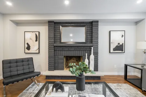 1999 Pitagora Crt, Mississauga, ON L5K 2M4