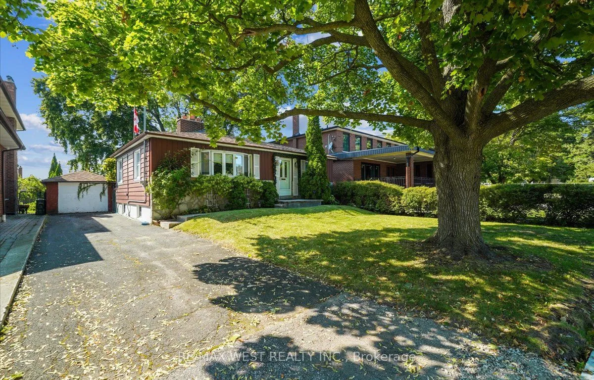 102 Cornelius Pkwy, Toronto, ON M6L 2K5